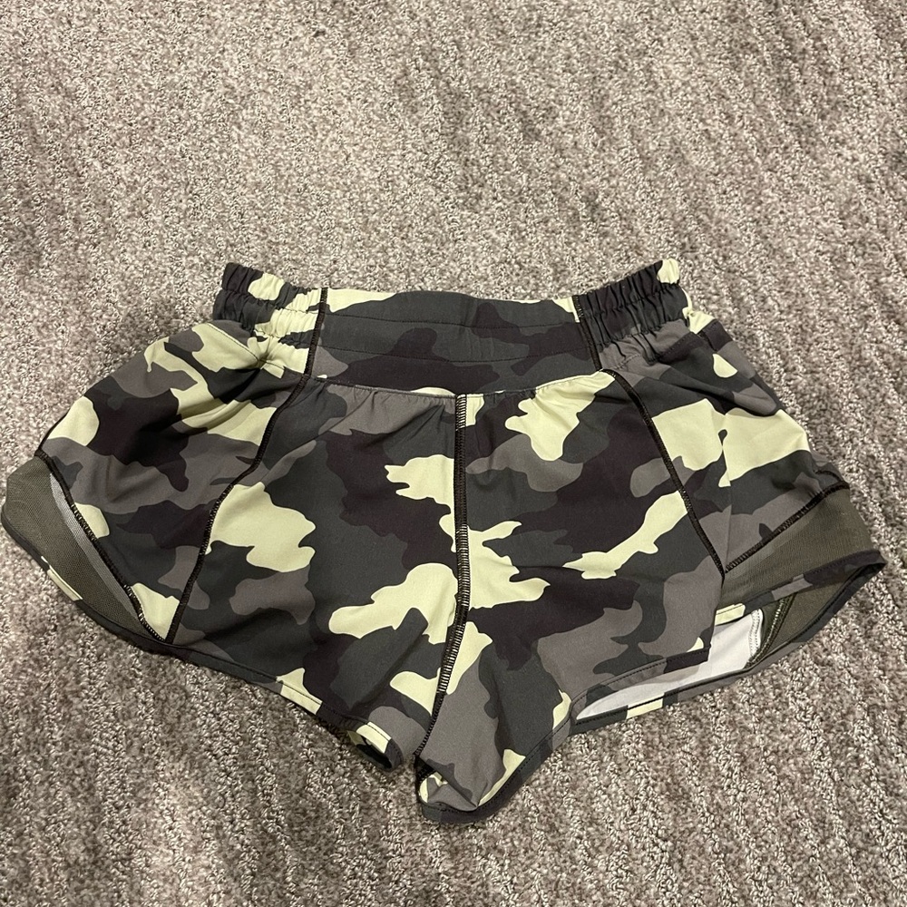 Women's Camo Lululemon 2.5 inch hottie hots